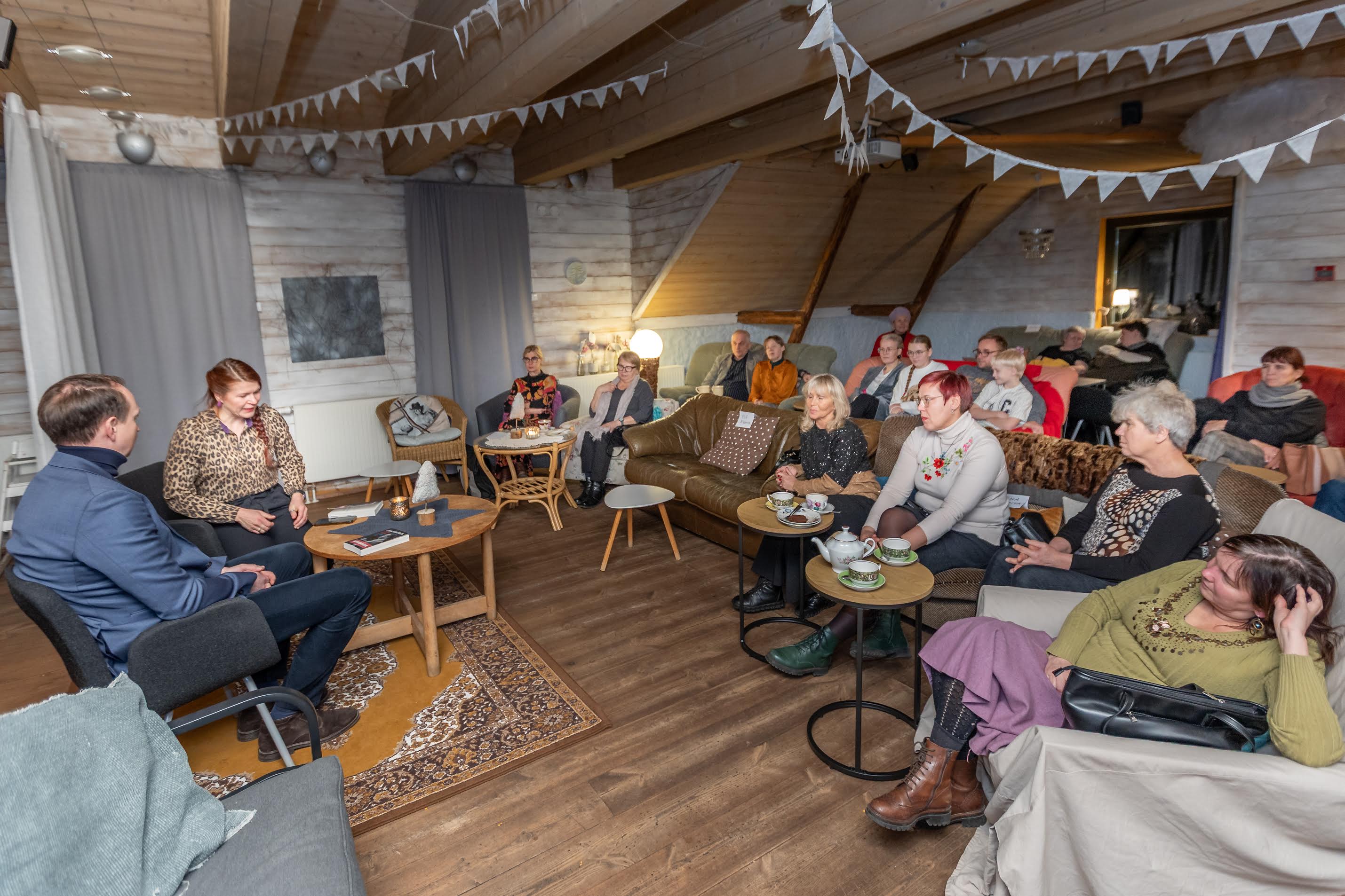 Hetk pärast esimest, kell 17 alanud ja kella 18 paiku lõppenud filmiesitlust. Vestlusringi juhtis Mirjam Mõttus. Toivo Tänavsuu kirjeldamas fondi eesmärke ja tagamaid. Fotod: AIGAR NAGEL